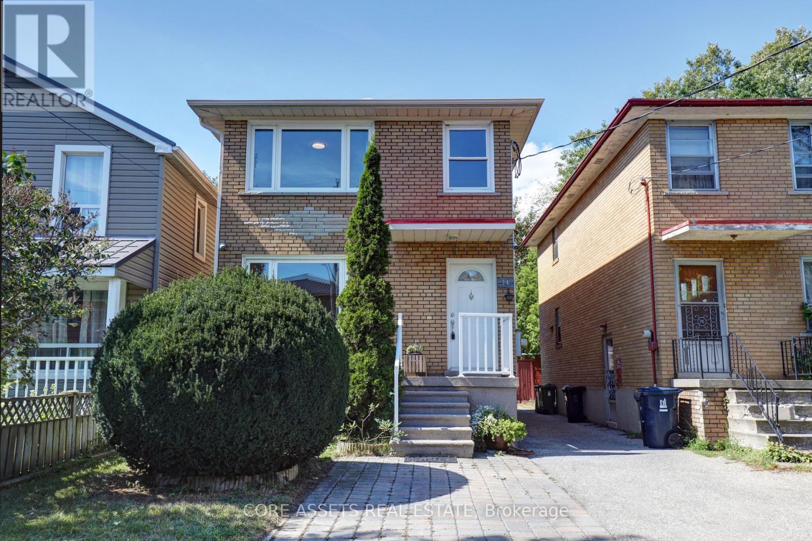 UPPER - 74 THIRTEENTH STREET, Toronto, Ontario