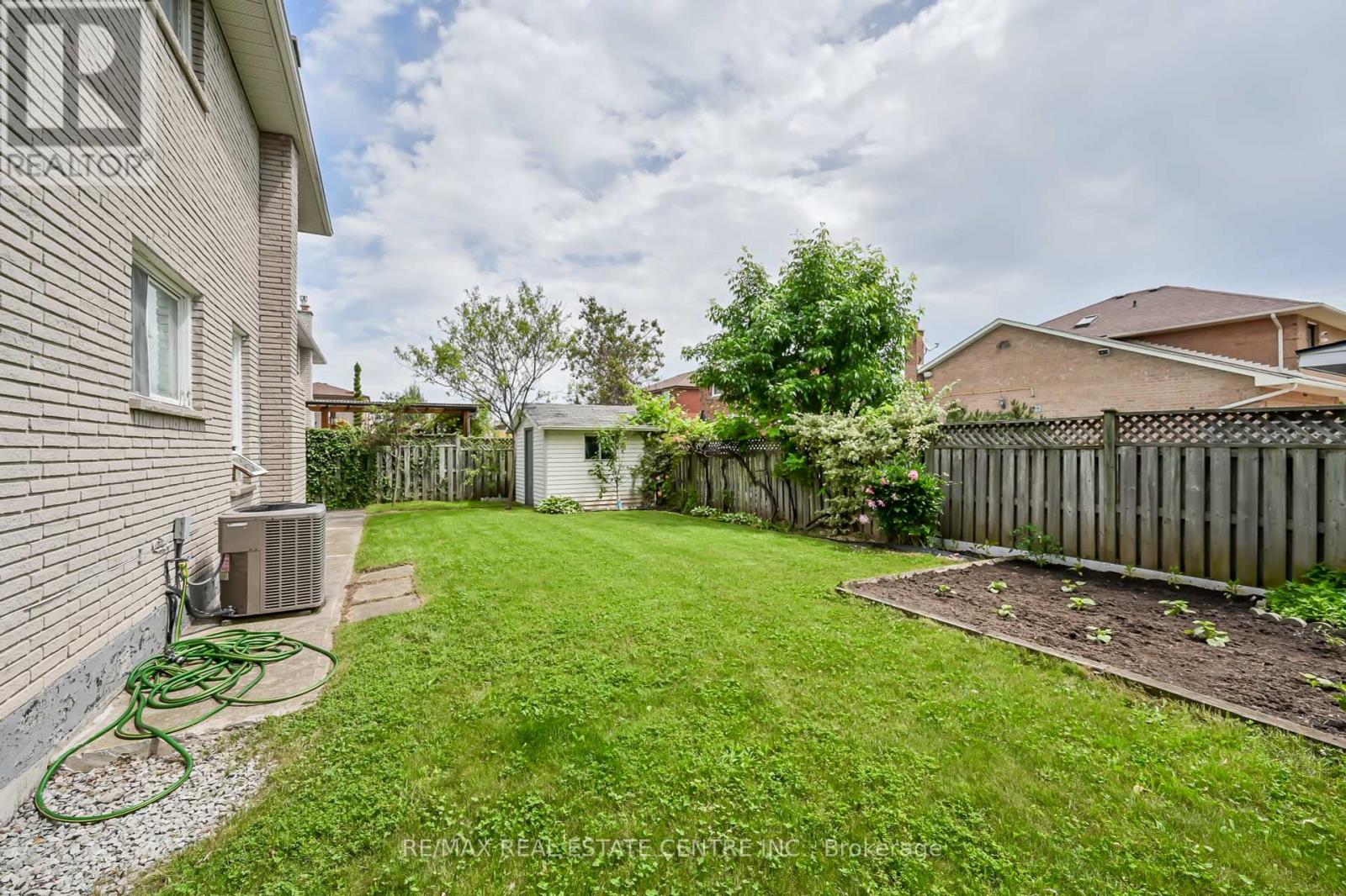30 Goldcrest Drive, Hamilton, Ontario  L8G 4T9 - Photo 37 - X12182793