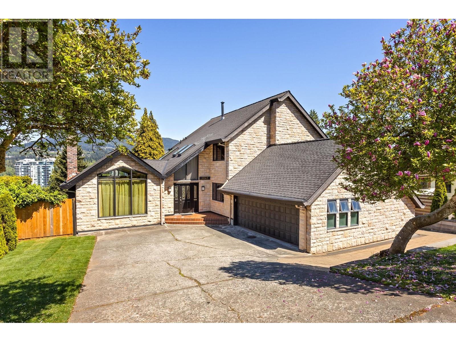 1047 Corona Crescent, Coquitlam, British Columbia  V3J 7J1 - Photo 3 - R2998682
