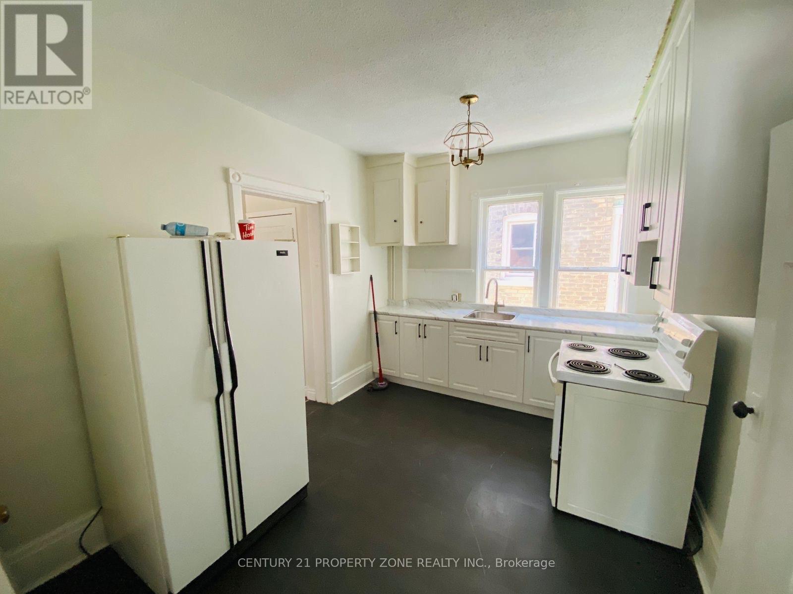 Main - 25 Peter Street, Kitchener, Ontario  N2G 3J5 - Photo 4 - X12182917