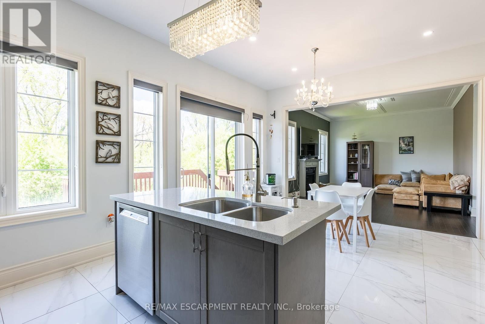 219 Humphrey Street, Hamilton (Waterdown), Ontario  L8B 1X4 - Photo 7 - X12182928
