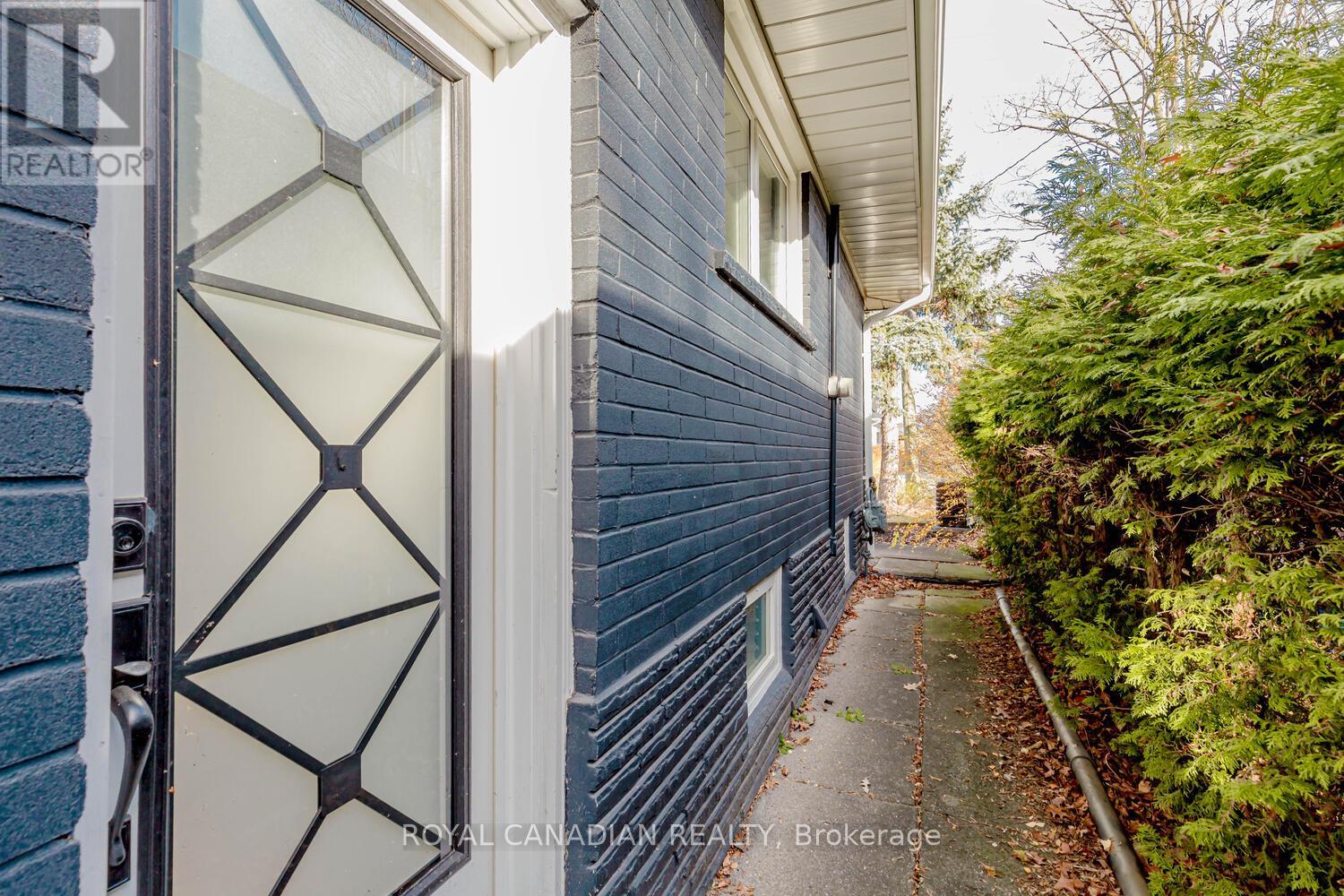 Bsmt - 334 Burton Road, Oakville (Wo West), Ontario  L6K 2K8 - Photo 8 - W12106367