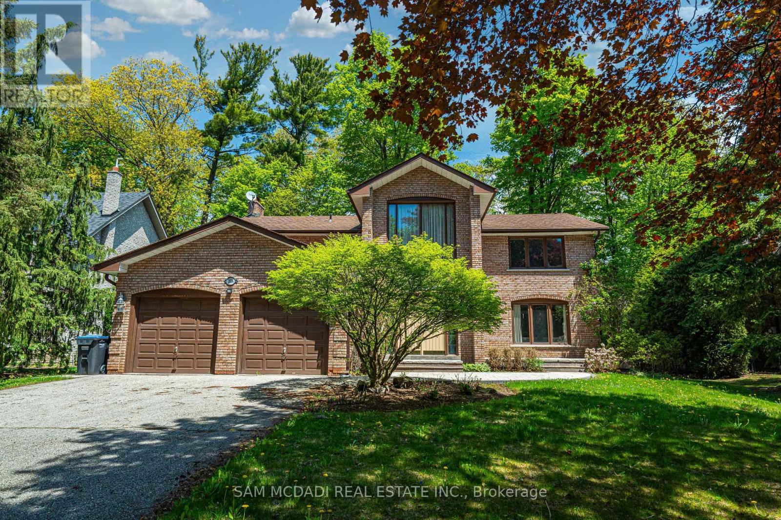 1836 Friar Tuck Court, Mississauga, Ontario  L5K 2L4 - Photo 2 - W12135601