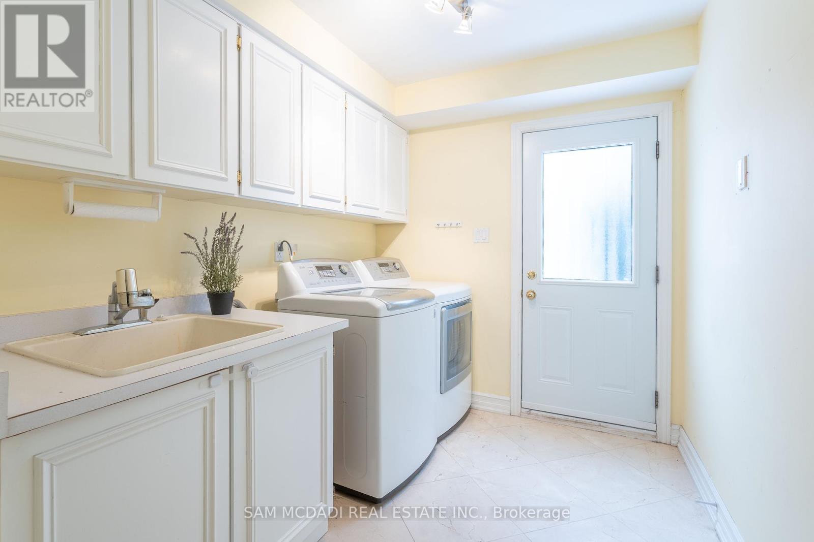 1836 Friar Tuck Court, Mississauga, Ontario  L5K 2L4 - Photo 17 - W12135601