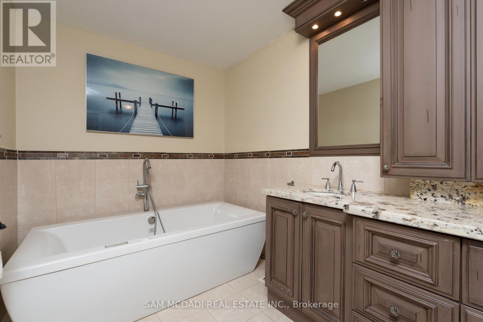 1836 Friar Tuck Court, Mississauga, Ontario  L5K 2L4 - Photo 24 - W12135601