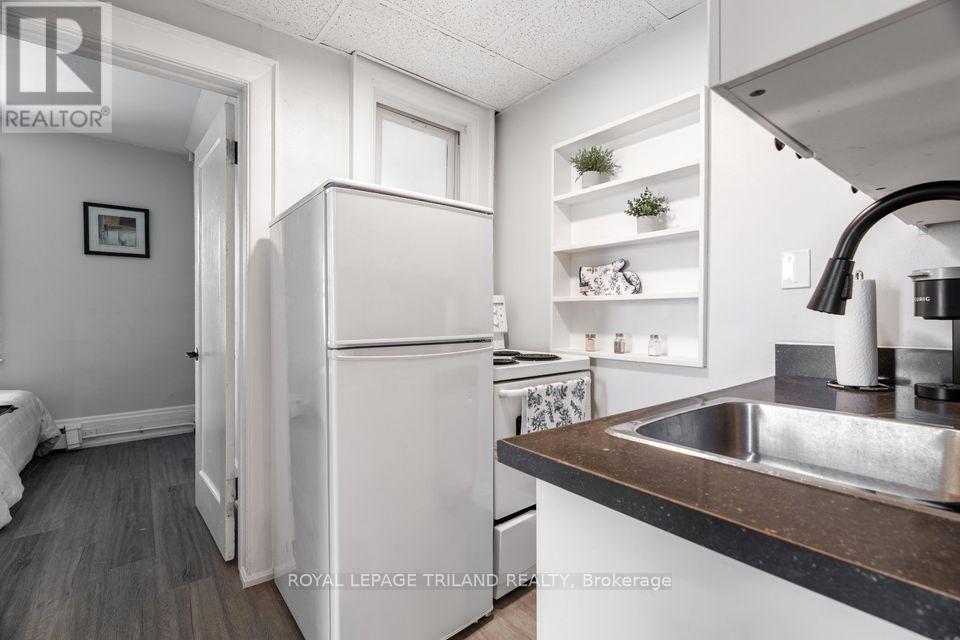 8 - 425 Mckenzie Avenue, London South, Ontario  N6C 1V5 - Photo 4 - X12183030