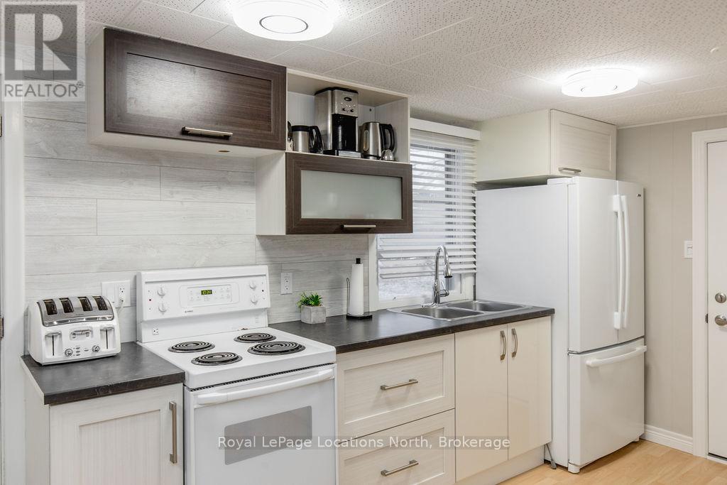 38 Laidlaw Street, Wasaga Beach, Ontario  L9Z 2L2 - Photo 4 - S12183002