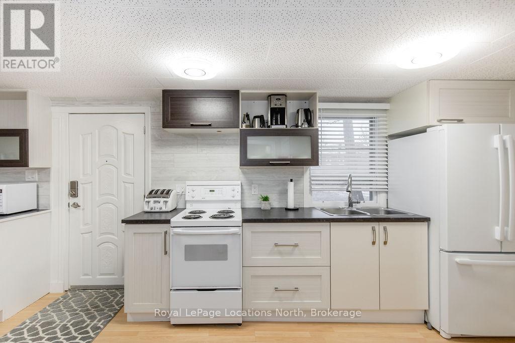 38 Laidlaw Street, Wasaga Beach, Ontario  L9Z 2L2 - Photo 5 - S12183002