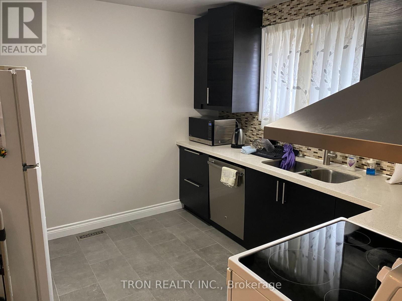 33 Yellow Birch Way, Toronto, Ontario  M2H 2S9 - Photo 4 - C12183024