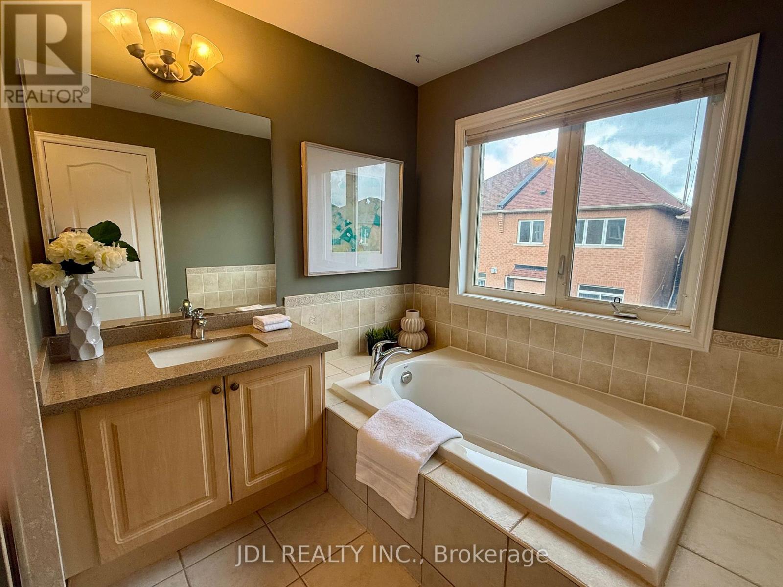 64 Pillar Rock Crescent, Markham, Ontario  L6C 3H4 - Photo 13 - N12182977