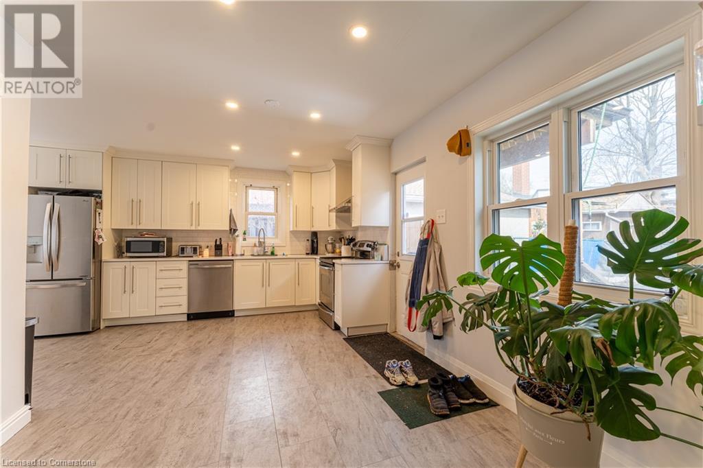 374 Weber Street E, Kitchener, Ontario  N2H 1G5 - Photo 3 - 40735401