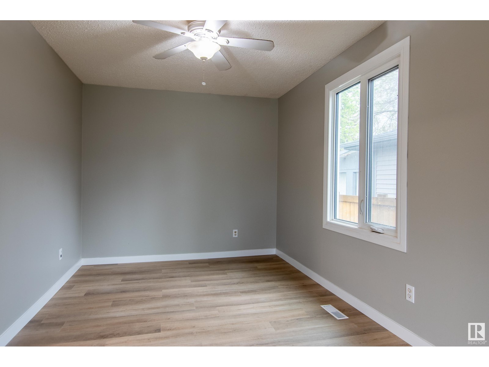 Property at 2103 67 ST NW image 4