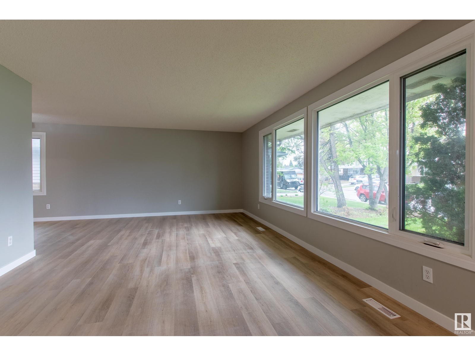 Property at 2103 67 ST NW image 2