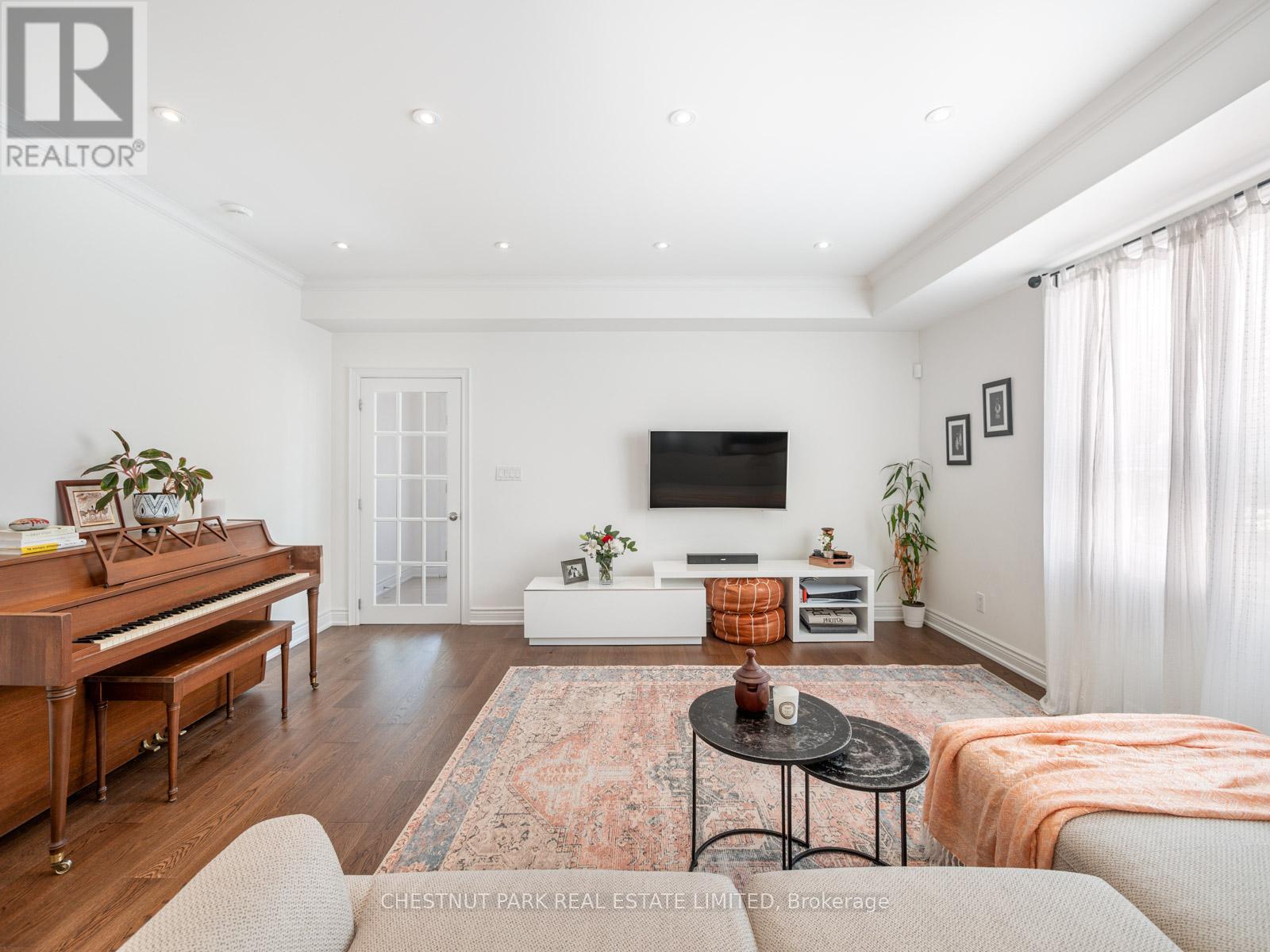 293 Woodbine Avenue, Toronto, Ontario  M4L 3P3 - Photo 6 - E12183059