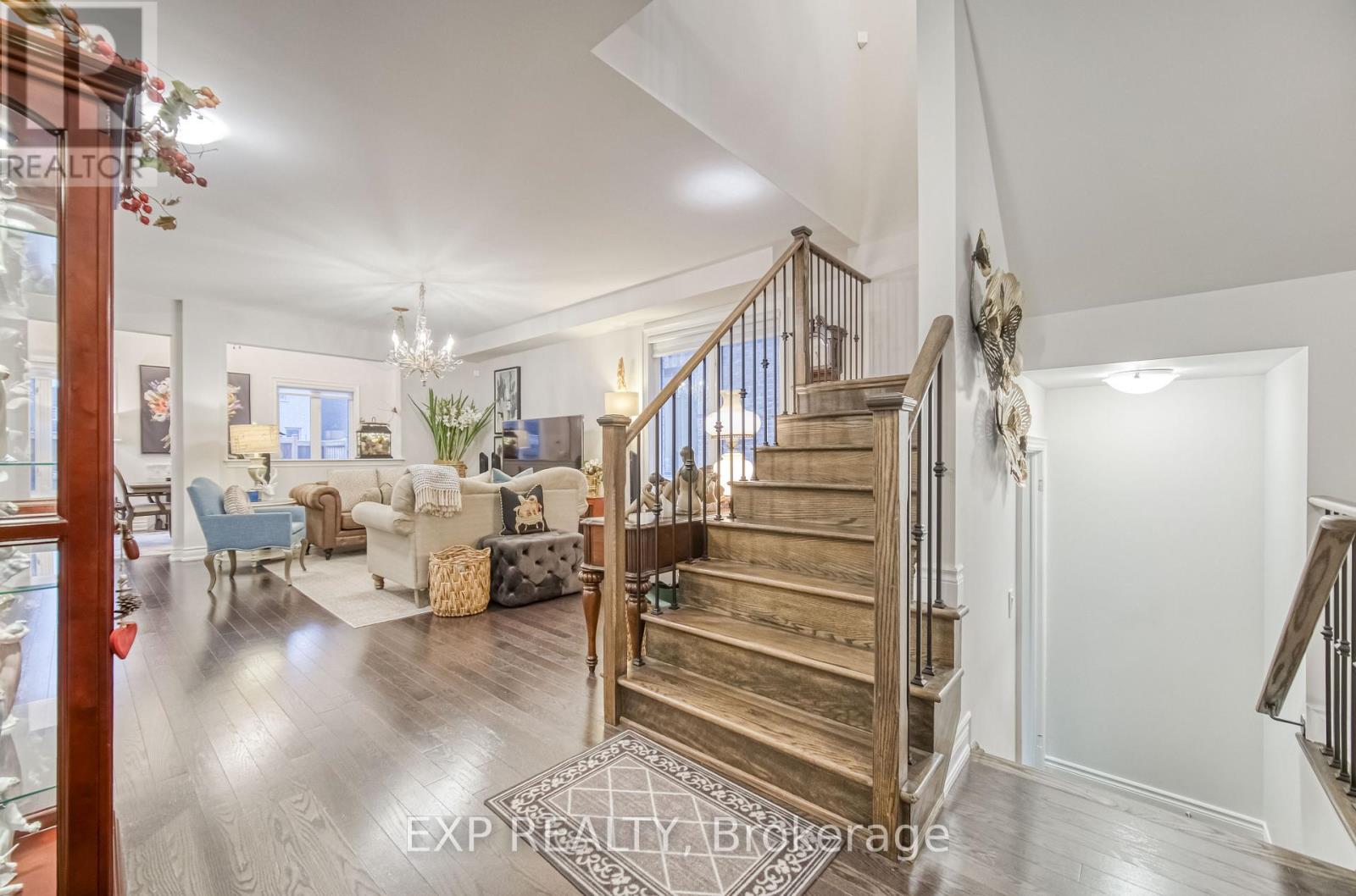 32 Deer Pass Road, East Gwillimbury (Sharon), Ontario  L9N 0S5 - Photo 3 - N12183056