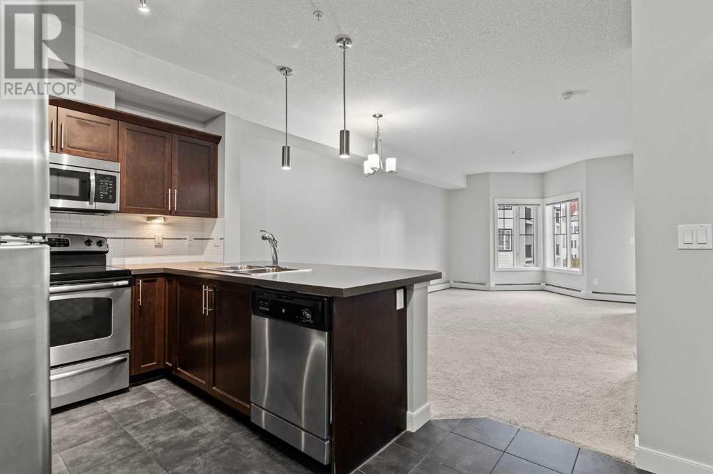 Property at 325, 20 Royal Oak Plaza NW image 3