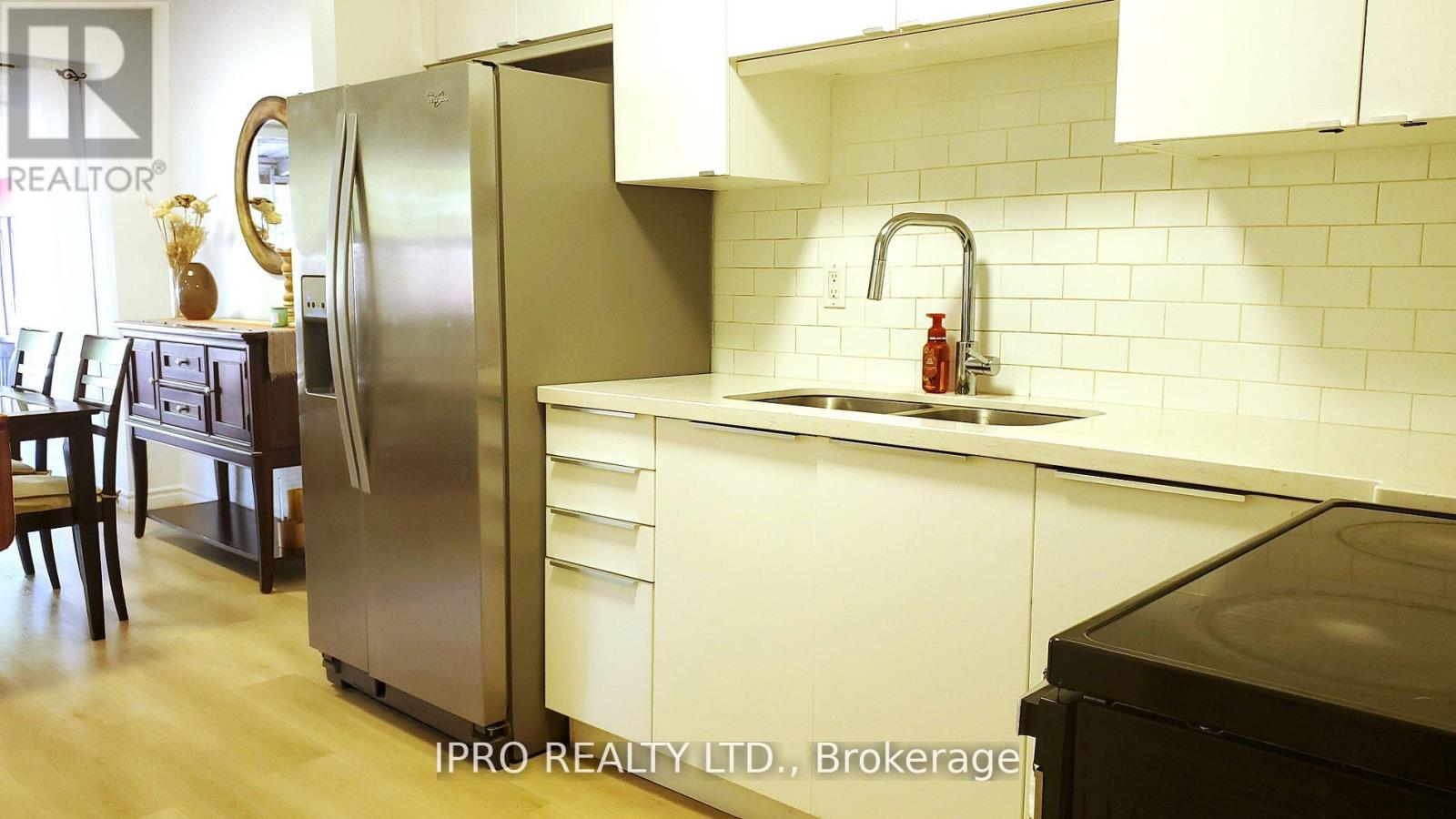 6 - 6 Carisbrooke Court, Brampton, Ontario  L6S 3K1 - Photo 7 - W12183062