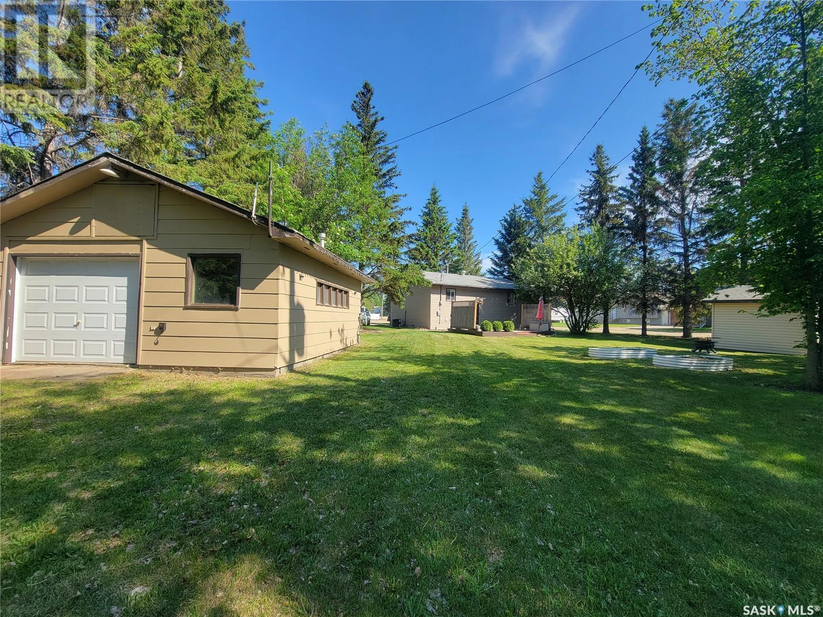 Property at 16 4th AVENUE E image 3