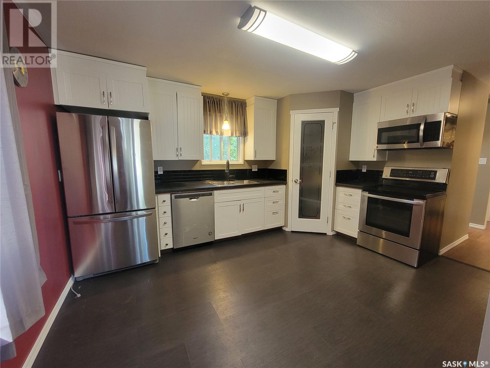 Property at 16 4th AVENUE E image 5