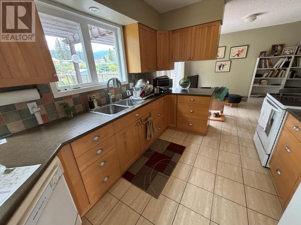 7749 17th Street, Grand Forks, British Columbia  V0H 1H2 - Photo 7 - 10349834