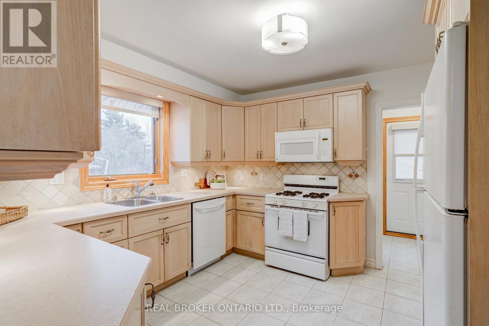 21 Gailmont Drive, Hamilton, Ontario  L8K 4B2 - Photo 8 - X12183132