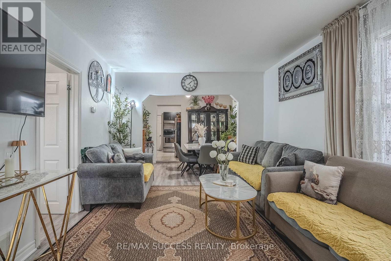 78 Currie Street, St. Catharines, Ontario  L2M 5N1 - Photo 2 - X12183137