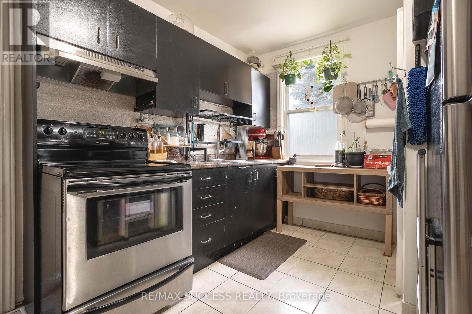 78 Currie Street, St. Catharines, Ontario  L2M 5N1 - Photo 5 - X12183137