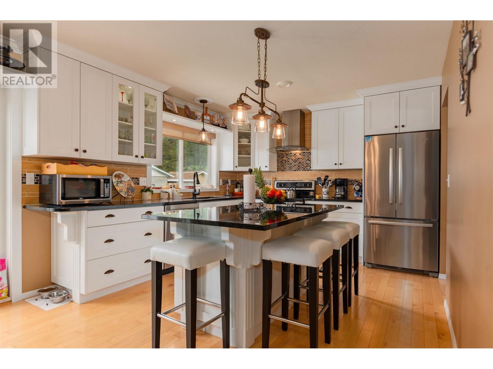 405 Beresford Crescent, Castlegar, British Columbia  V1N 3W2 - Photo 2 - 10349818