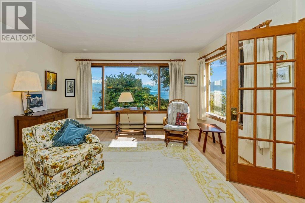 Property at 1124 POINT ROAD image 4