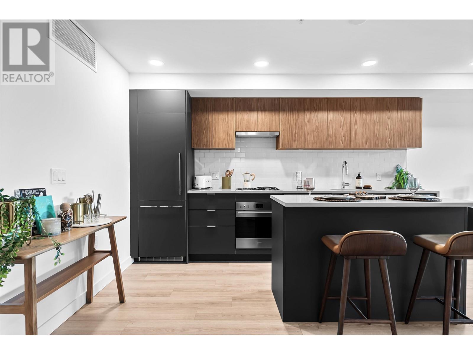 102 2419 Grant Street, Vancouver, British Columbia  V0V 0V0 - Photo 2 - R3009064