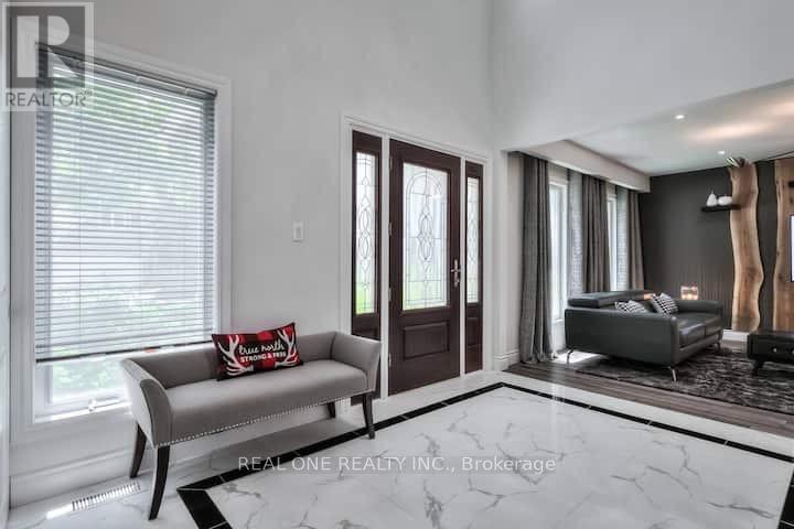 25 Tumbleweed Road, Toronto (Don Valley Village), Ontario  M2J 2N2 - Photo 7 - C12183151