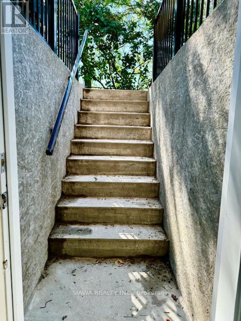 960 Winterton Way, Mississauga, Ontario  L5V 1M6 - Photo 2 - W12183145