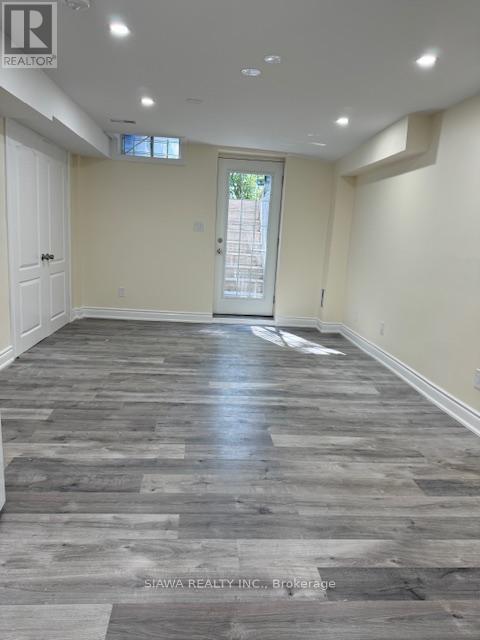 960 Winterton Way, Mississauga, Ontario  L5V 1M6 - Photo 3 - W12183145
