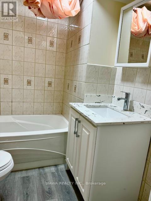 960 Winterton Way, Mississauga, Ontario  L5V 1M6 - Photo 6 - W12183145