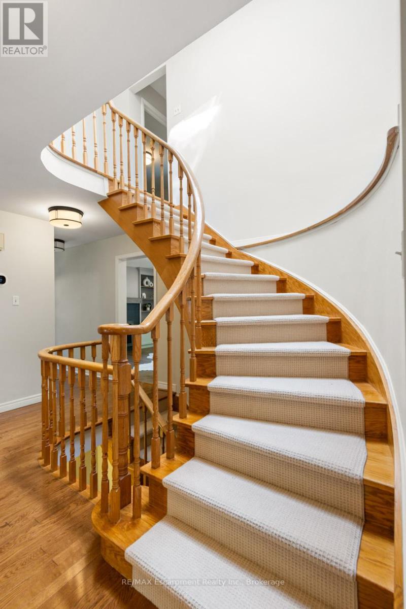 1164 Cynthia Lane, Oakville, Ontario  L6J 6A6 - Photo 11 - W12183200