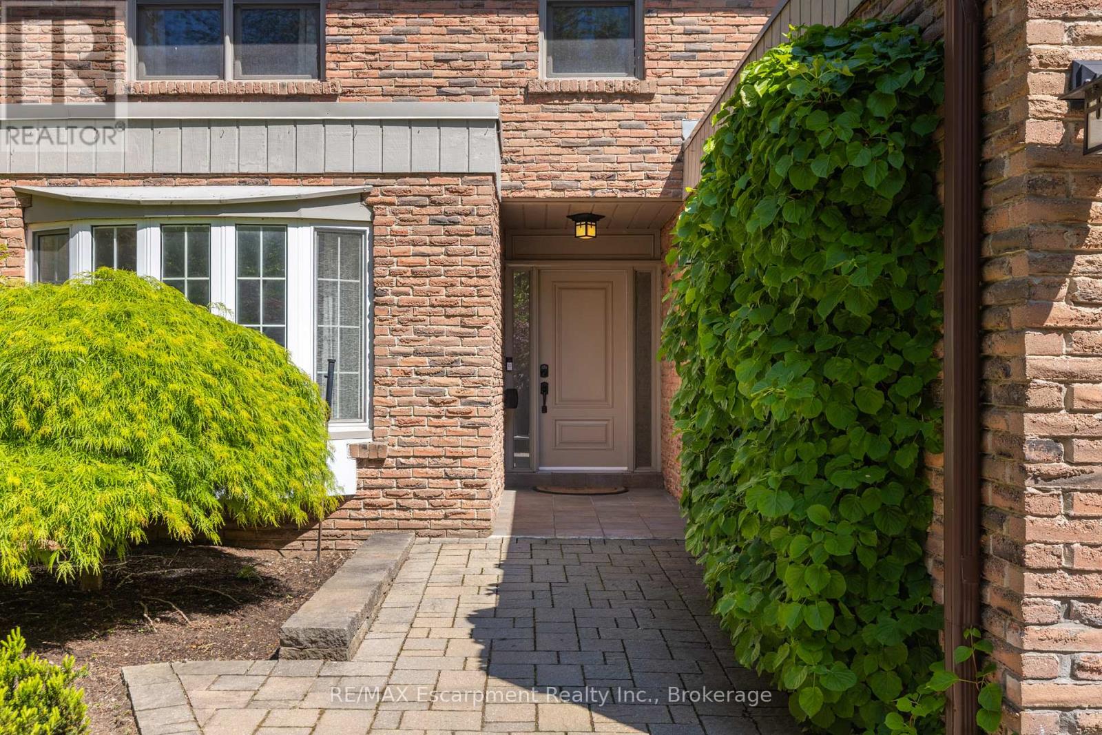 1164 Cynthia Lane, Oakville, Ontario  L6J 6A6 - Photo 3 - W12183200