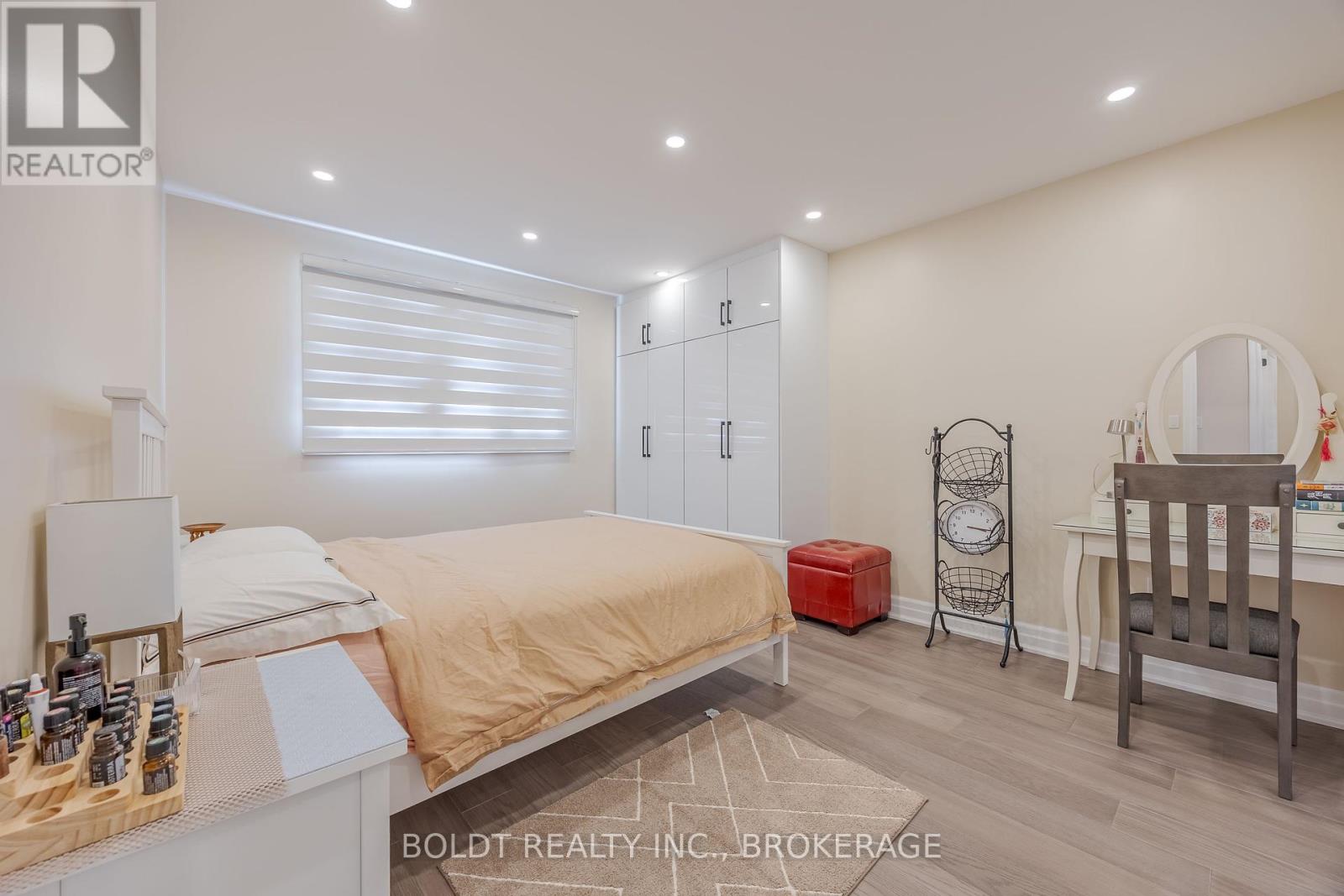 Upper 50 Crestcombe Road, St. Catharines, Ontario  L2S 2J4 - Photo 11 - X12183211