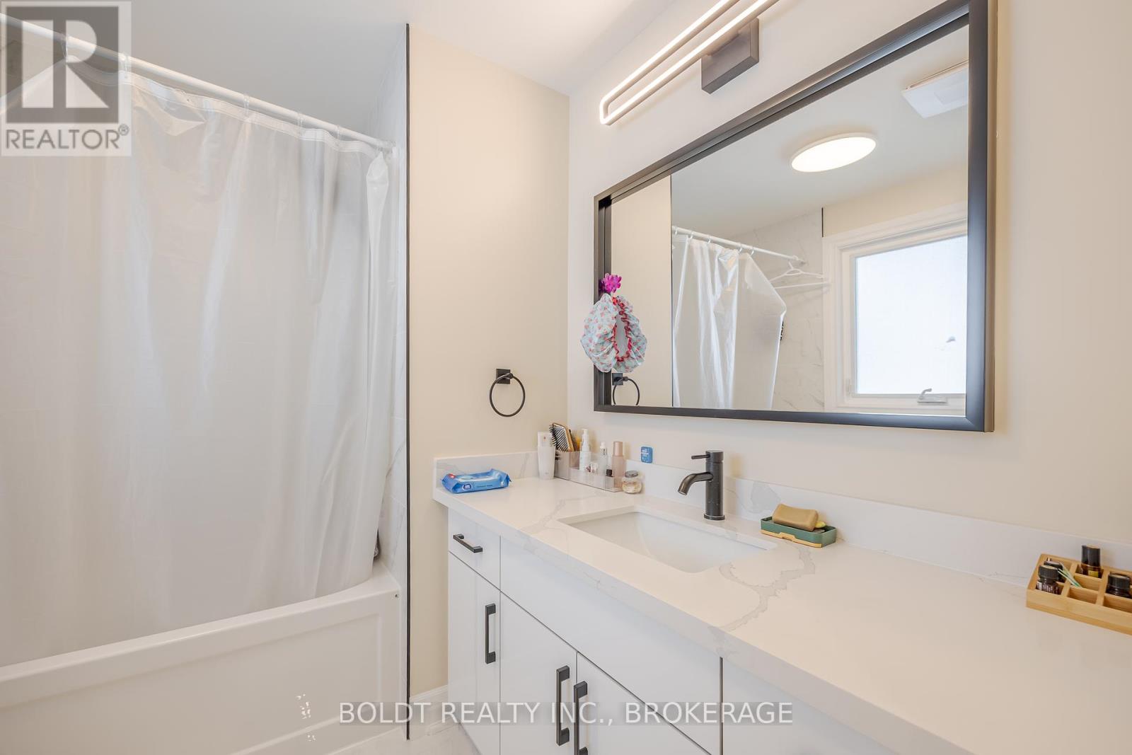 Upper 50 Crestcombe Road, St. Catharines, Ontario  L2S 2J4 - Photo 13 - X12183211