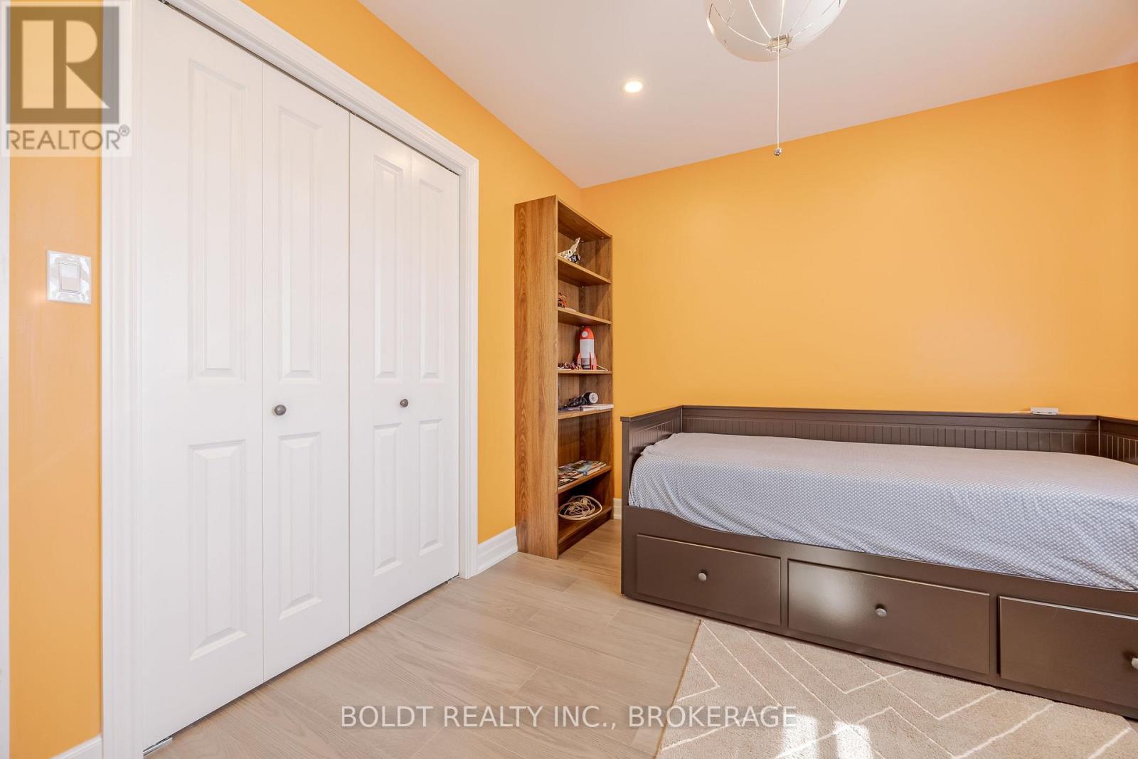 Upper 50 Crestcombe Road, St. Catharines, Ontario  L2S 2J4 - Photo 15 - X12183211