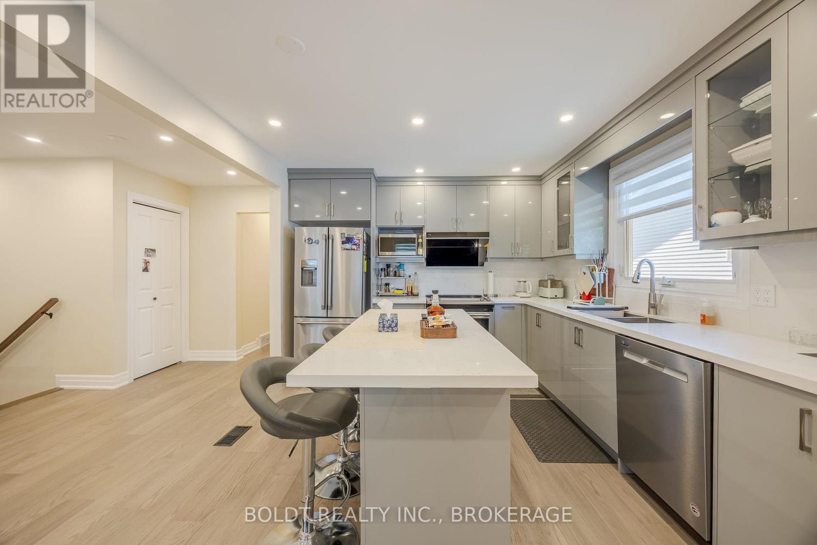 Upper 50 Crestcombe Road, St. Catharines, Ontario  L2S 2J4 - Photo 4 - X12183211