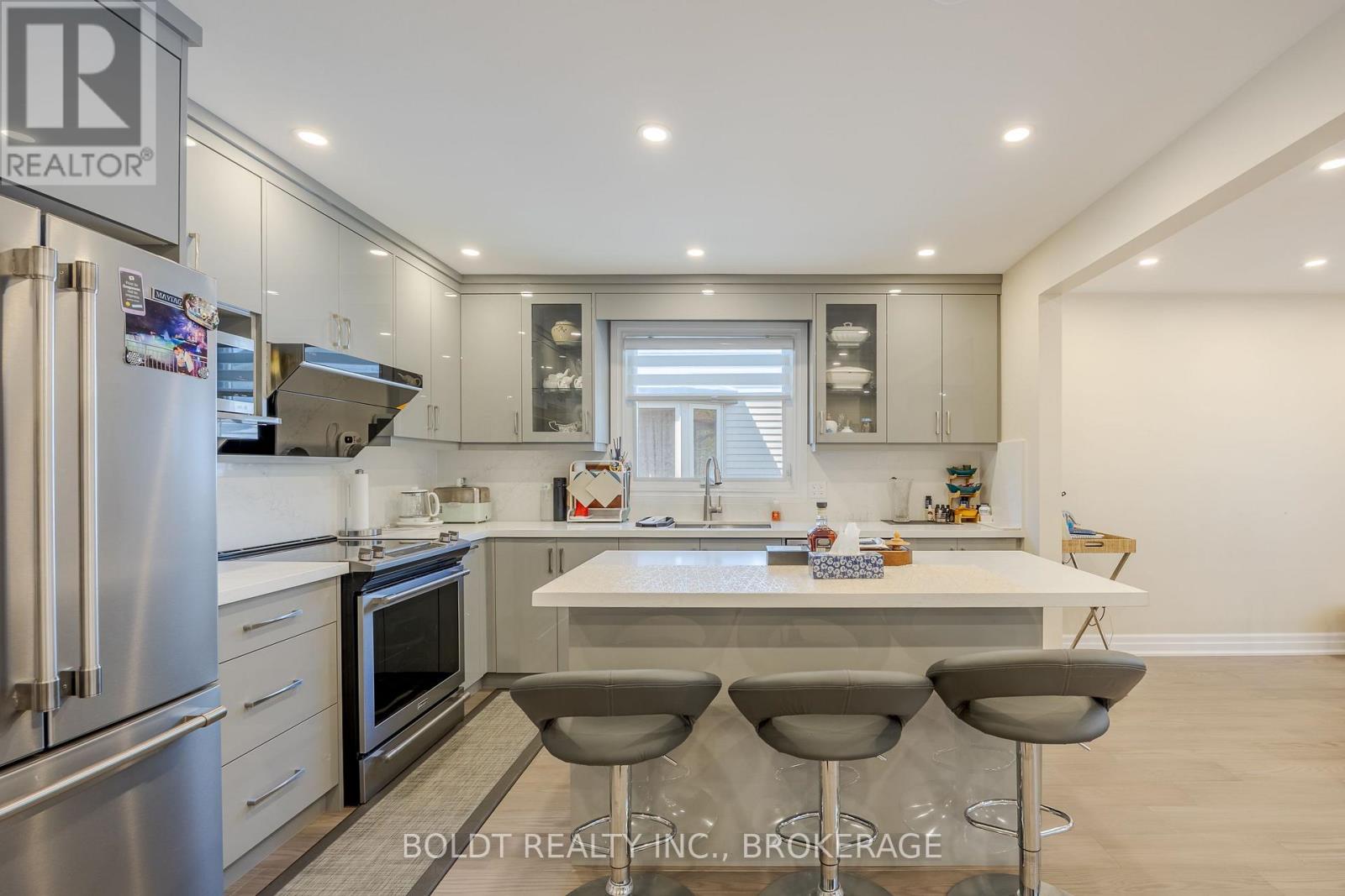 Upper 50 Crestcombe Road, St. Catharines, Ontario  L2S 2J4 - Photo 5 - X12183211