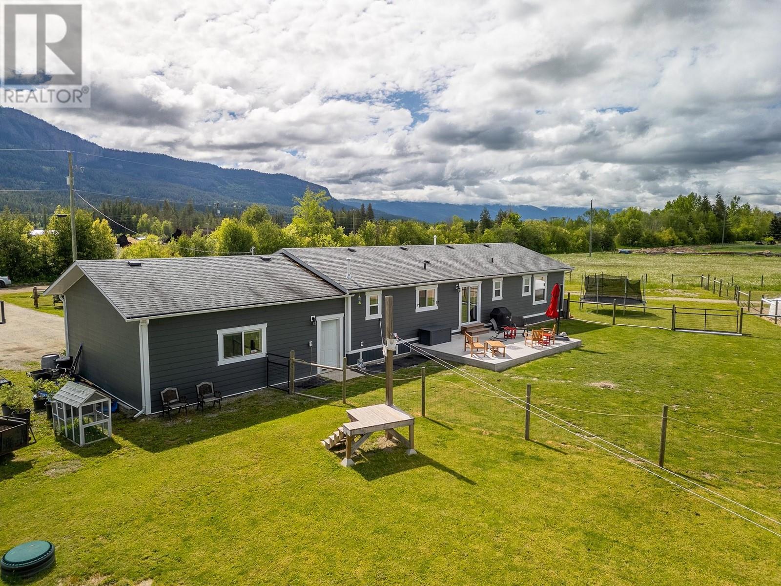 94 Tomkinson Road, Grindrod, British Columbia  V0E 1Y0 - Photo 4 - 10349015