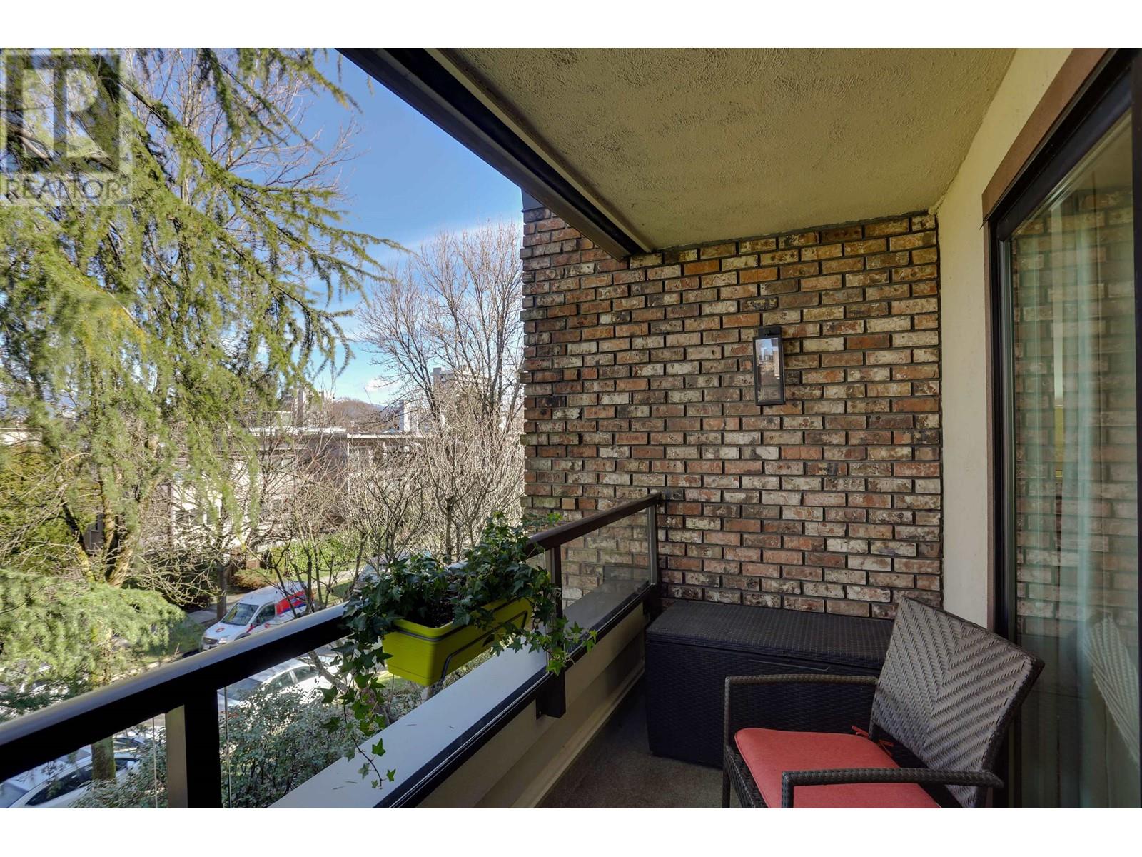 Listing Picture 13 of 17 : 307 1266 W 13TH AVENUE, Vancouver / 溫哥華 - 魯藝地產 Yvonne Lu Group - MLS Medallion Club Member