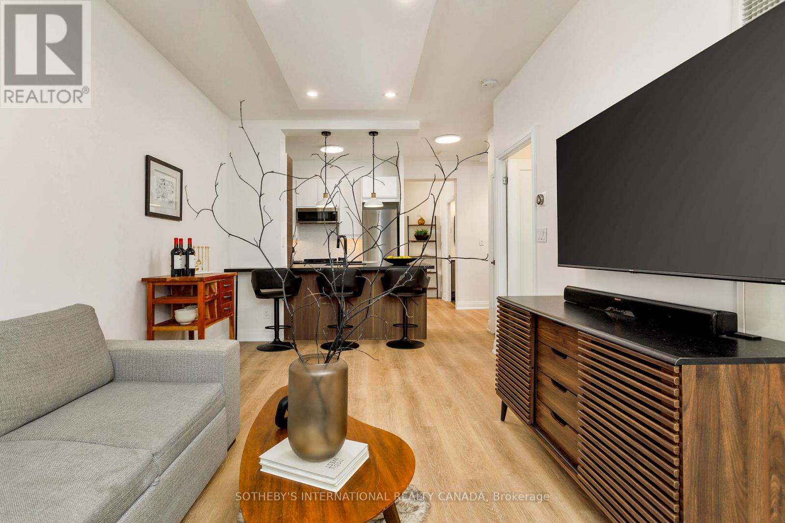201 - 3391 Bloor Street W, Toronto, Ontario  M8X 1G3 - Photo 2 - W12181428