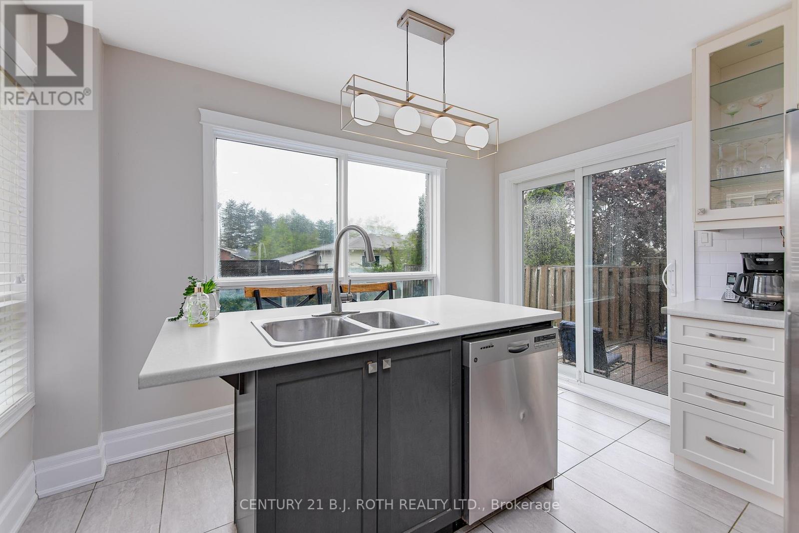 25 Keats Drive, Barrie, Ontario  L4N 6C9 - Photo 8 - S12183213