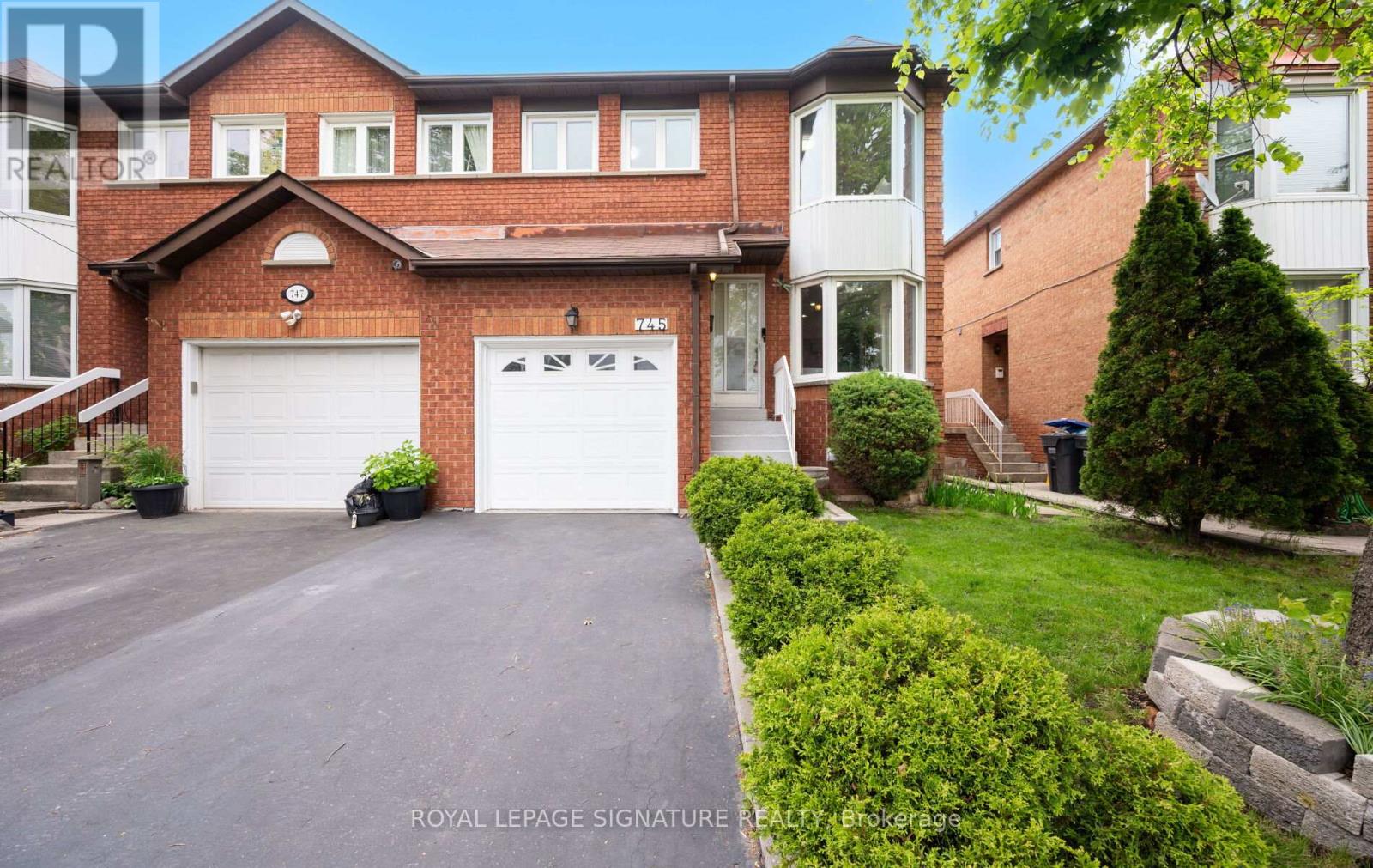 745 Constellation Drive, Mississauga, Ontario  L5R 2V8 - Photo 2 - W12183181