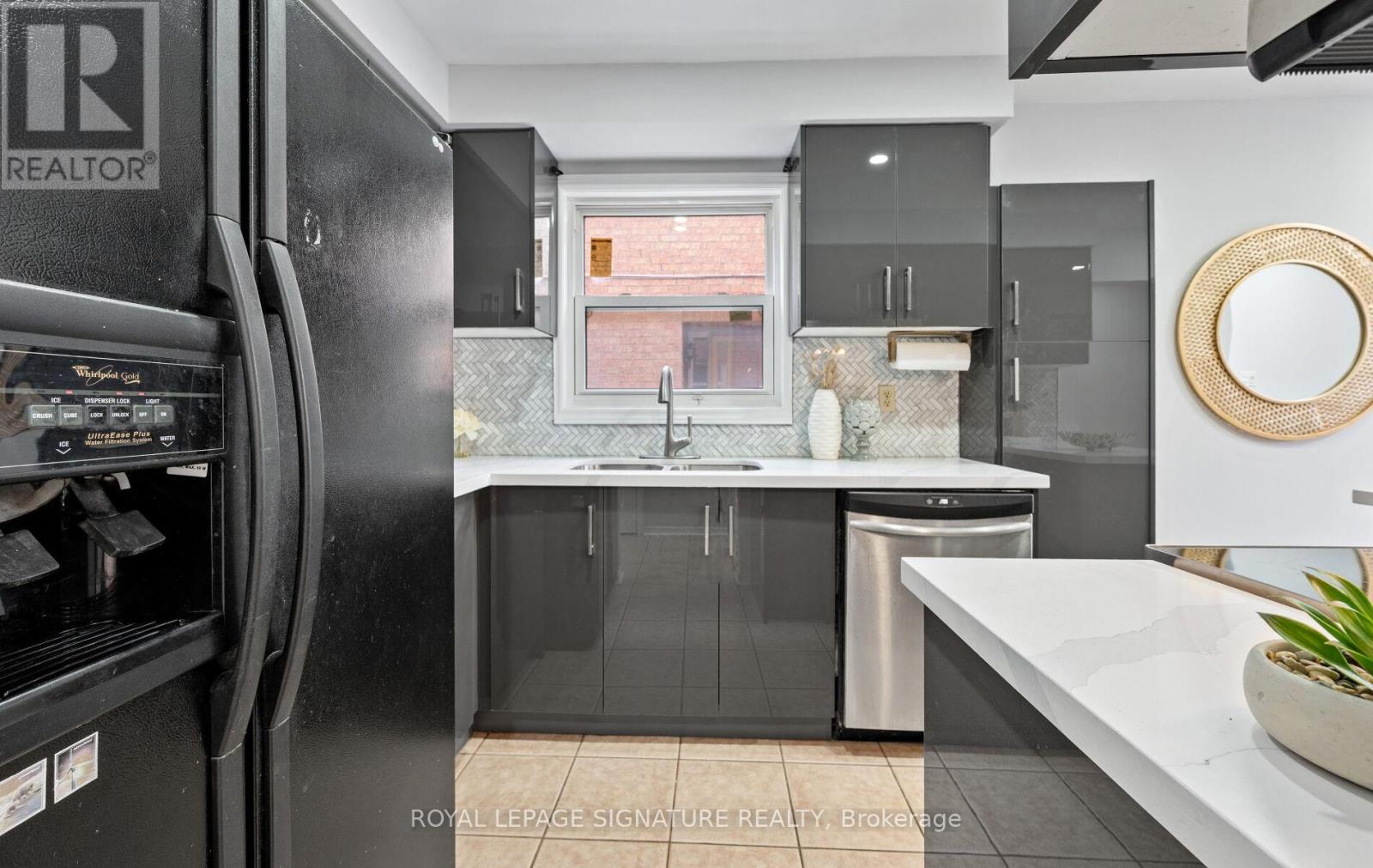 745 Constellation Drive, Mississauga, Ontario  L5R 2V8 - Photo 8 - W12183181