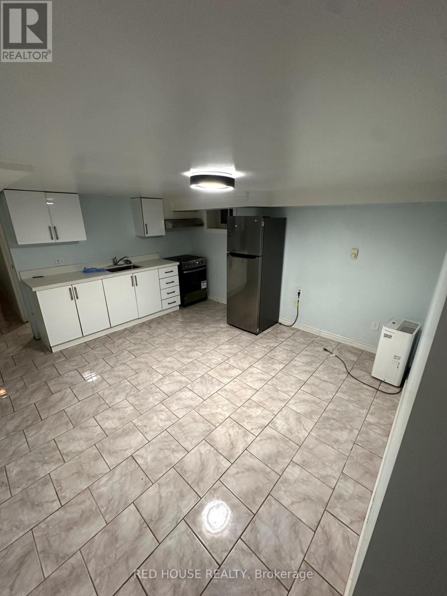 Lower - 3013 Dundas Street W, Toronto, Ontario  M6P 1Z4 - Photo 7 - W12183184