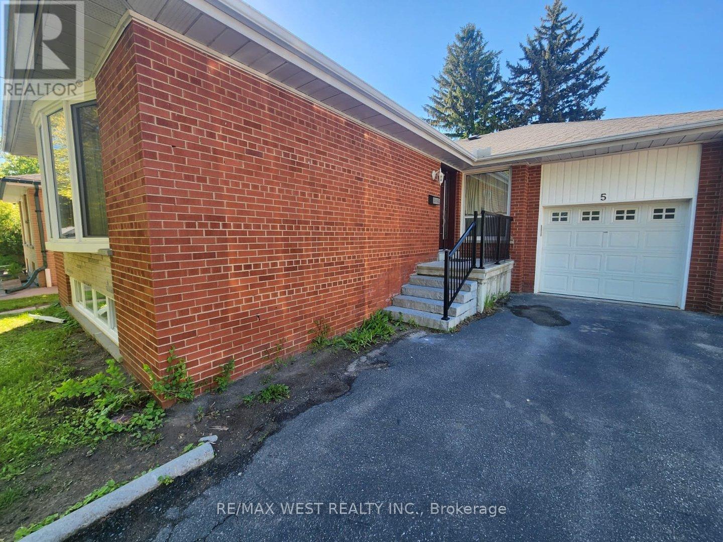 Main - 5 Ludgate Drive, Toronto, Ontario  M9W 2Y2 - Photo 2 - W12183197