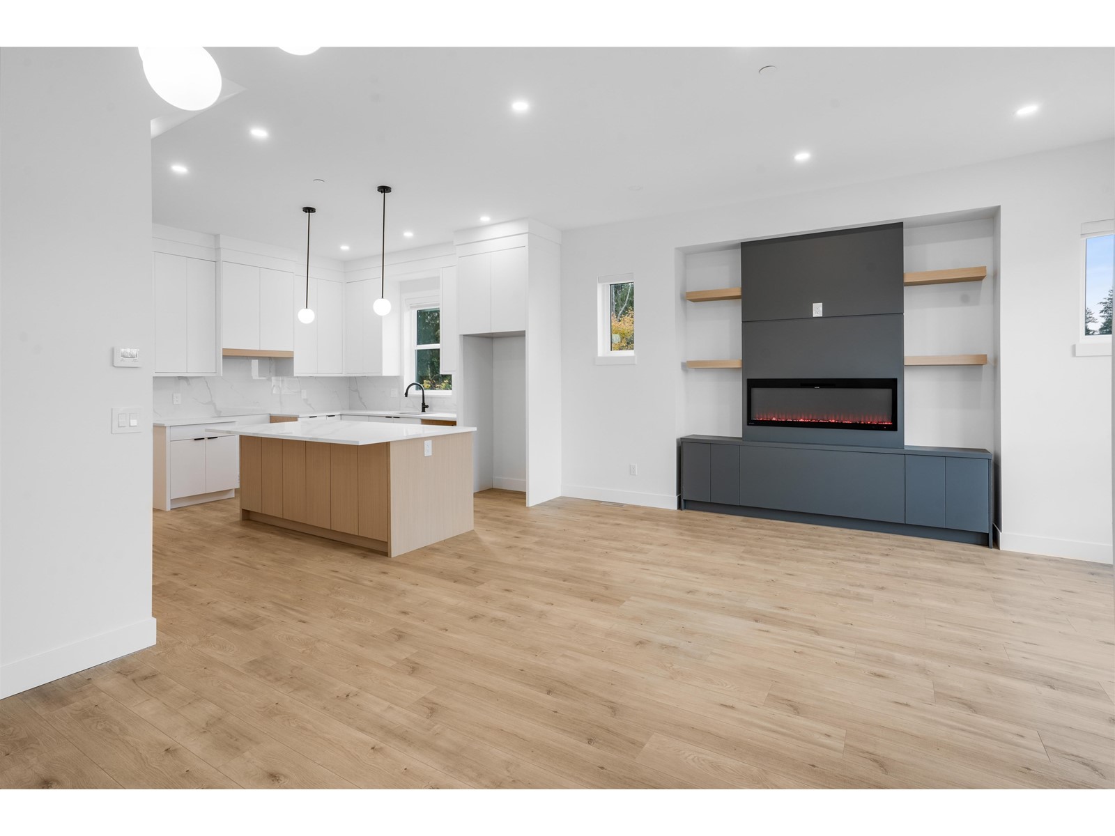 Property at 20483 74B AVENUE image 3